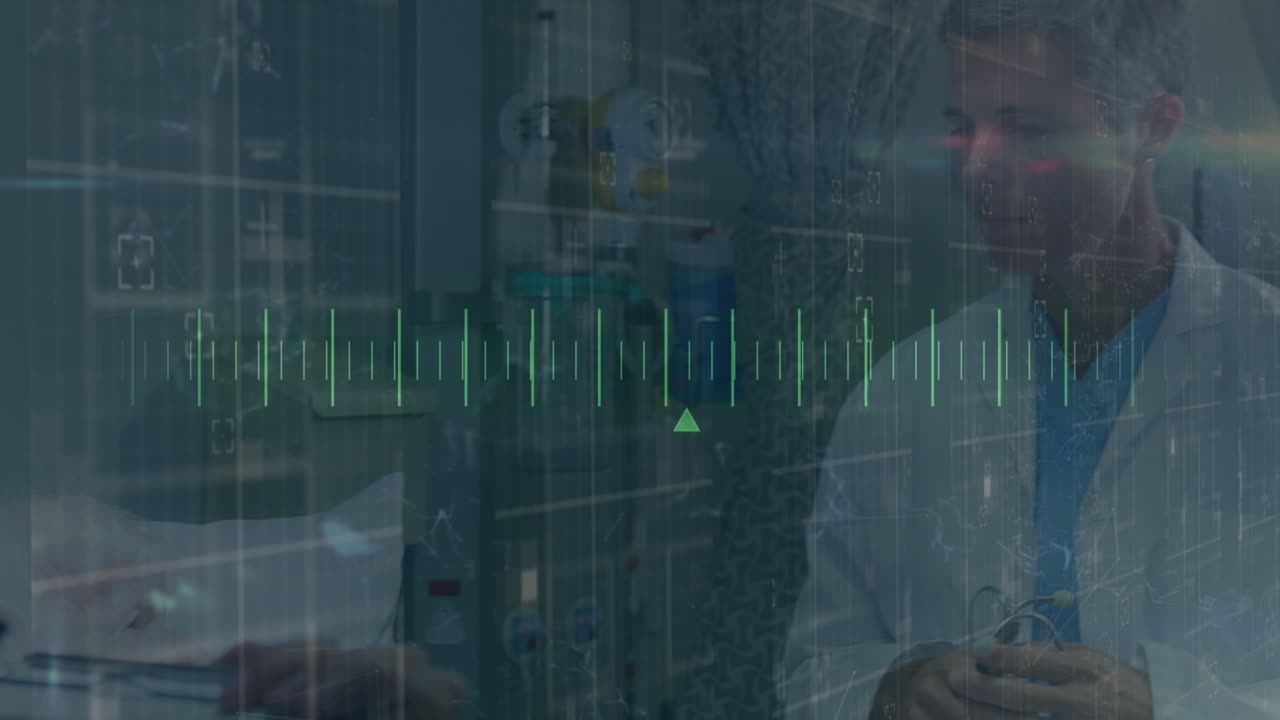 animación del procesamiento de datos sobre médicos caucásicos hablando con el paciente