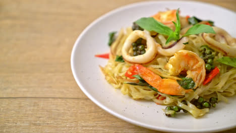 fideos picantes salteados con comida de mar - estilo de comida tailandesa