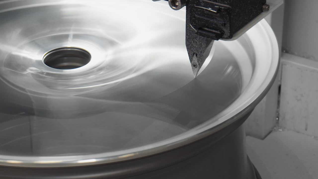 diamante cortando la cara de una rueda de aluminio después de una erupción en la acera