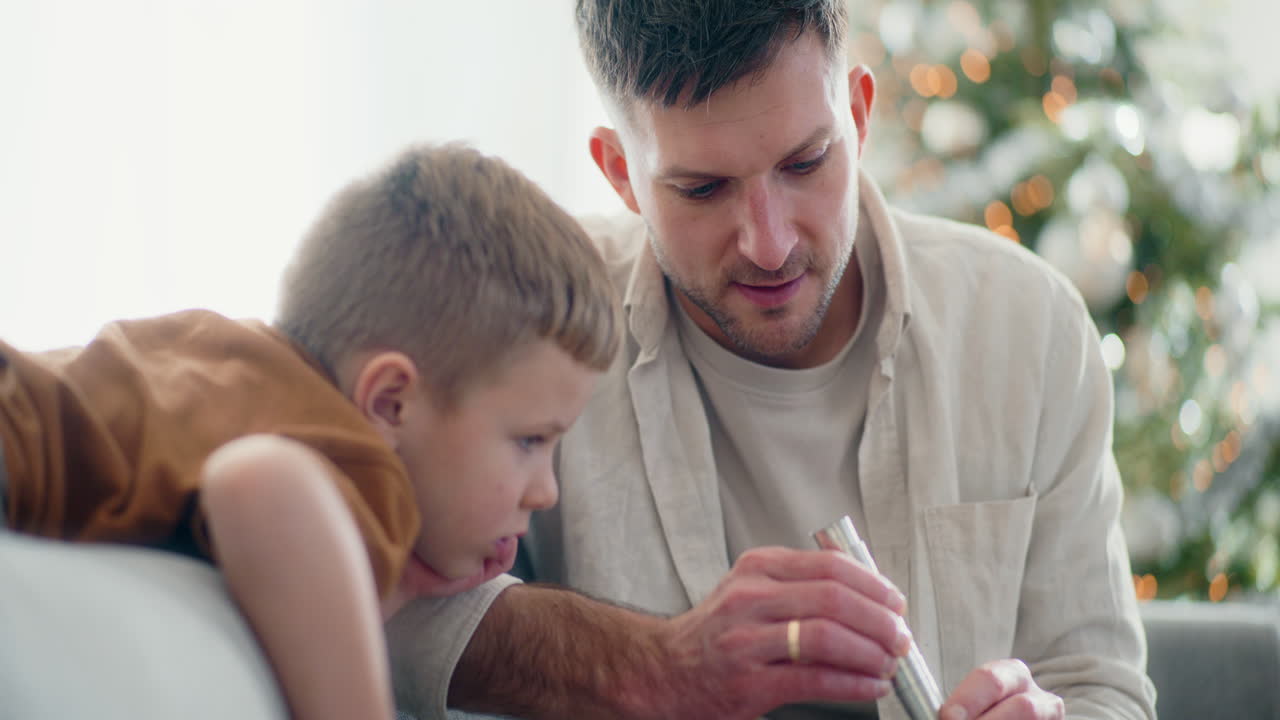 아버지 와 아들 이 크리스마스 대화 를 하고 있다