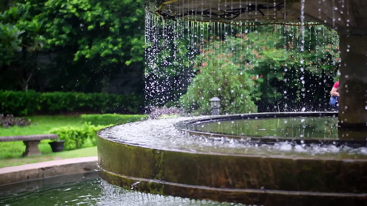 흐르는 분수의 클로즈업 보기