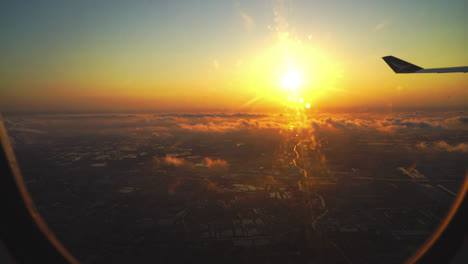 Sonnenaufgang-Mit-Blick-Auf-Die-Stadt-Aus-Dem-Flugzeugfenster