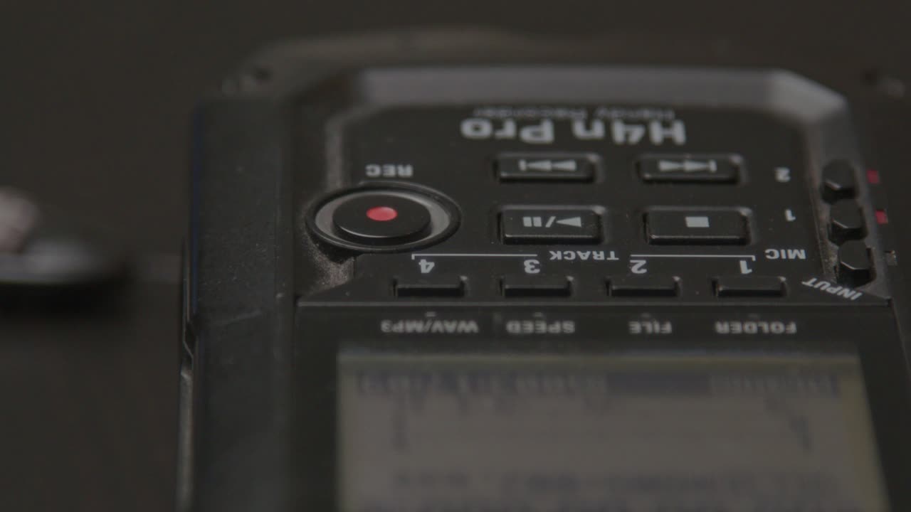 presionando el dedo dos veces en el grabador de audio a mano