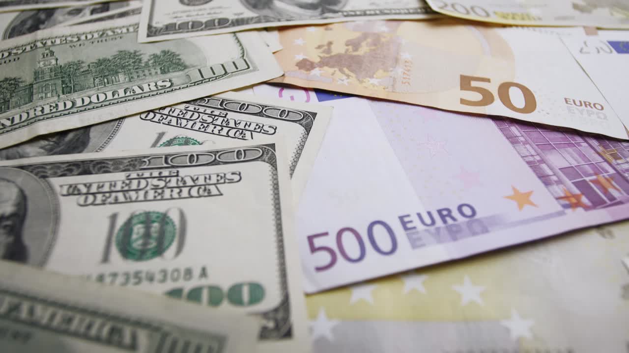 filmati di banconote in contanti dissimili di diversi stati dell'unione europea e degli stati uniti d'america.