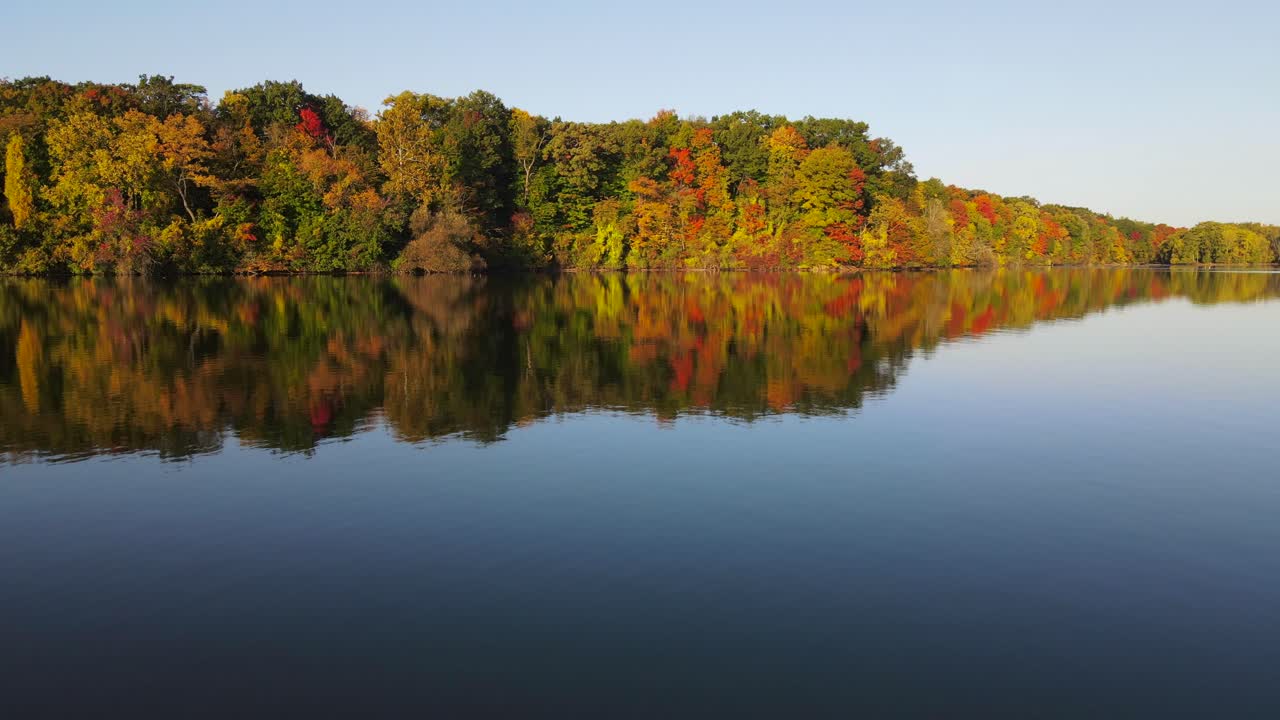 가을 미시간 호수 위의 드론
