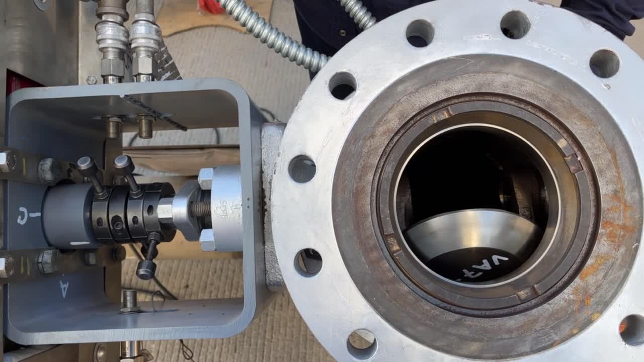 공기 액추에이터가 있는 산업용 브의 열기