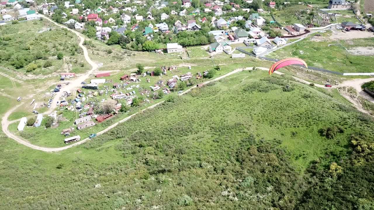 парапланирование в горах, зеленые поля, холмы