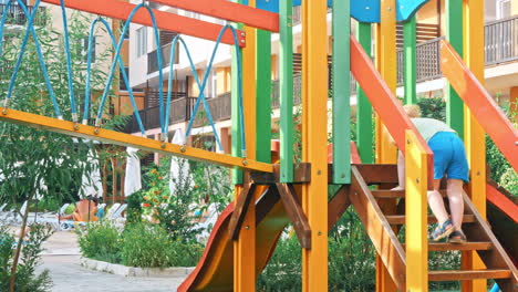 niño que se divierte jugando en el patio de recreo de los niños