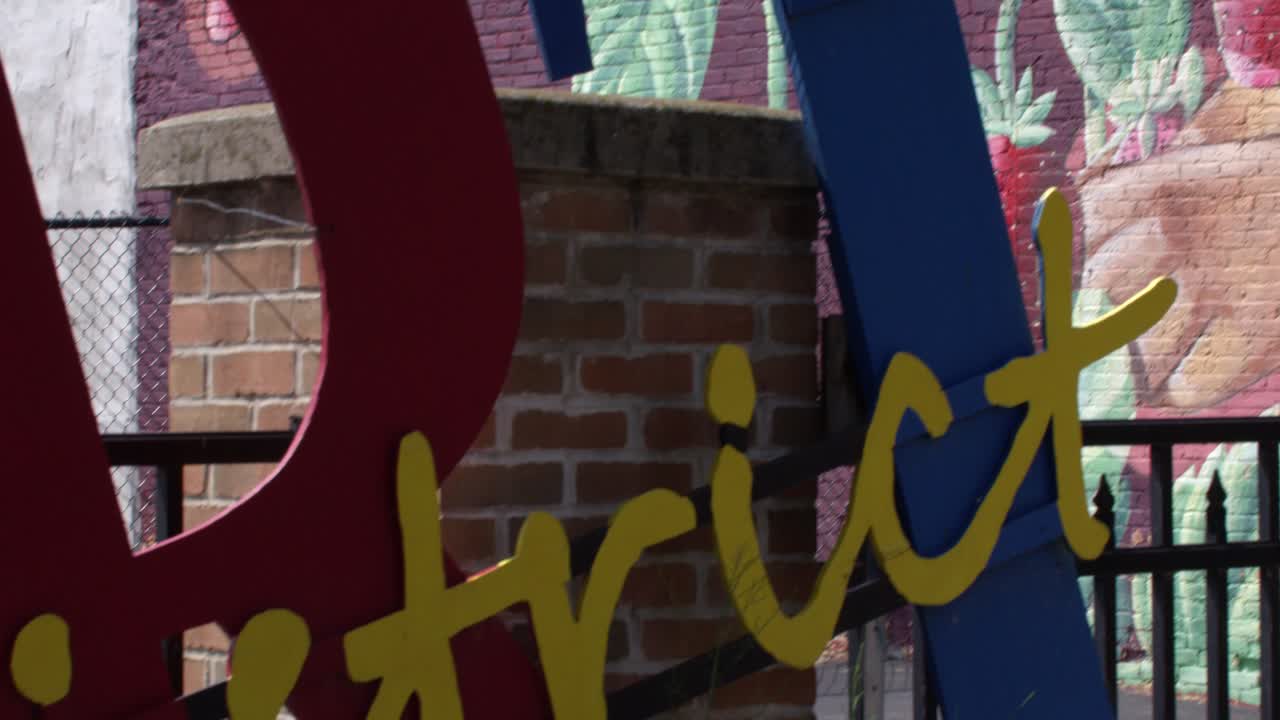 signo de arte del distrito panning a mural en lansing, distrito de la ciudad vieja de michigan