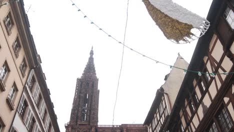 Blick-Auf-Die-Höchste-Kathedrale-Europas-In-Straßburg,-Frankreich,-Auf-Einem-Festlichen-Weihnachtsmarkt-In-Europa