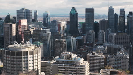 la luz del sol en el horizonte del centro de montreal en un día de otoño parcialmente nublado