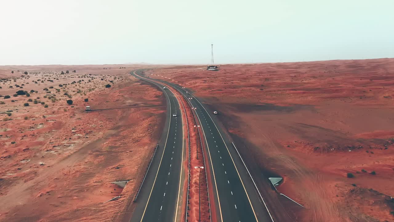 4k 드론 영상, 모래 파동과 함께 샤르자 사막 사이의 도로, 아랍에미리트의 높은 모래 언덕 사막의 지질적 풍경, 드론 비디오