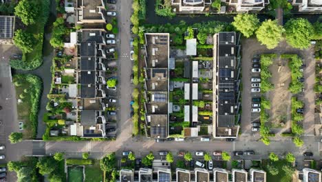 Drohnenschwenk-Von-Oben-Nach-Unten-über-Nachhaltige-Wohnsiedlung-In-Amsterdam