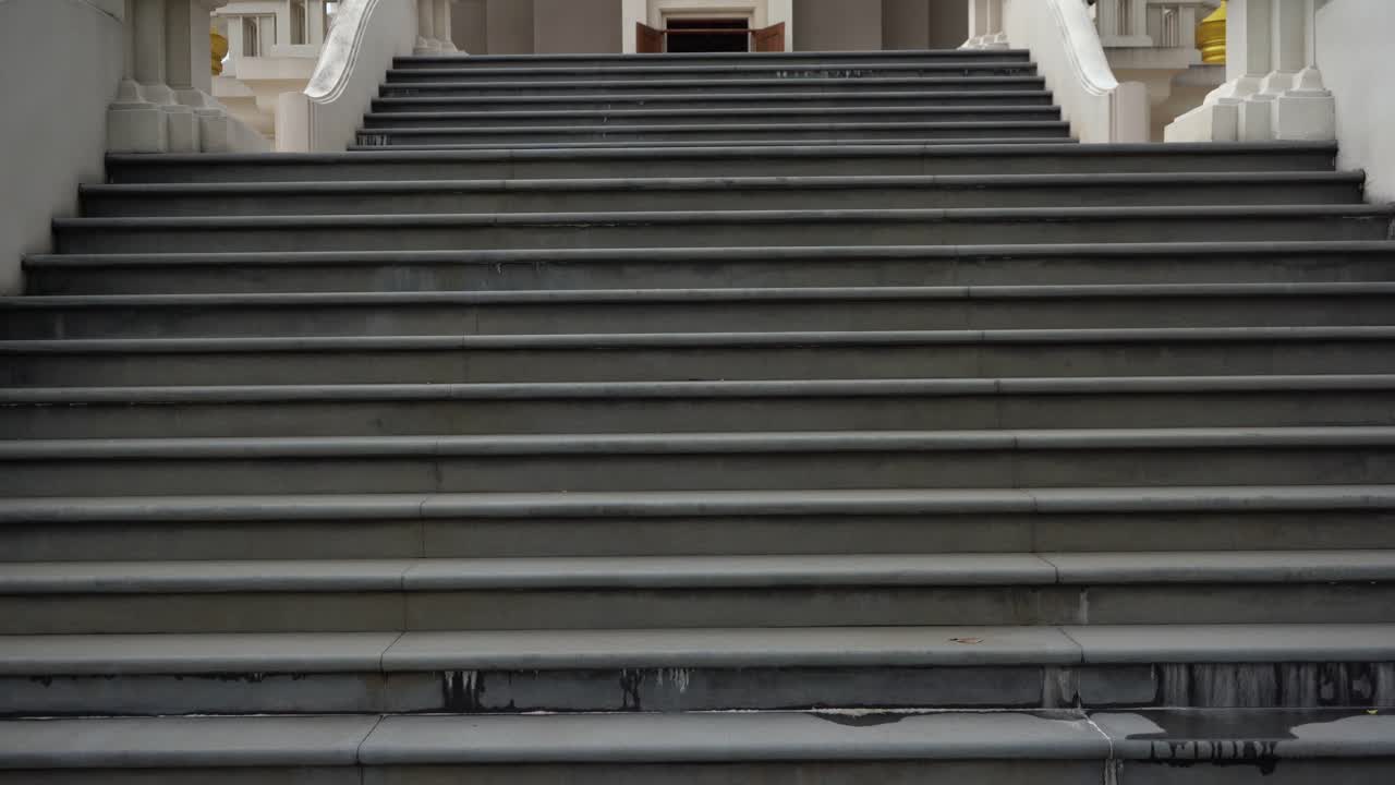 передний вид одного храма внутри комплекса ват-чалонг на острове фукет