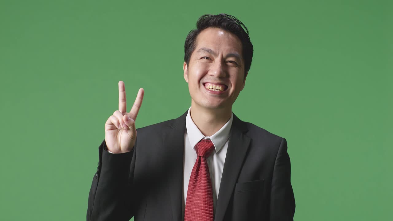 평화의 표지판을 가진 사업가