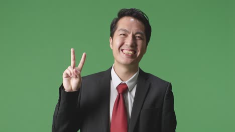 평화의 표지판을 가진 사업가