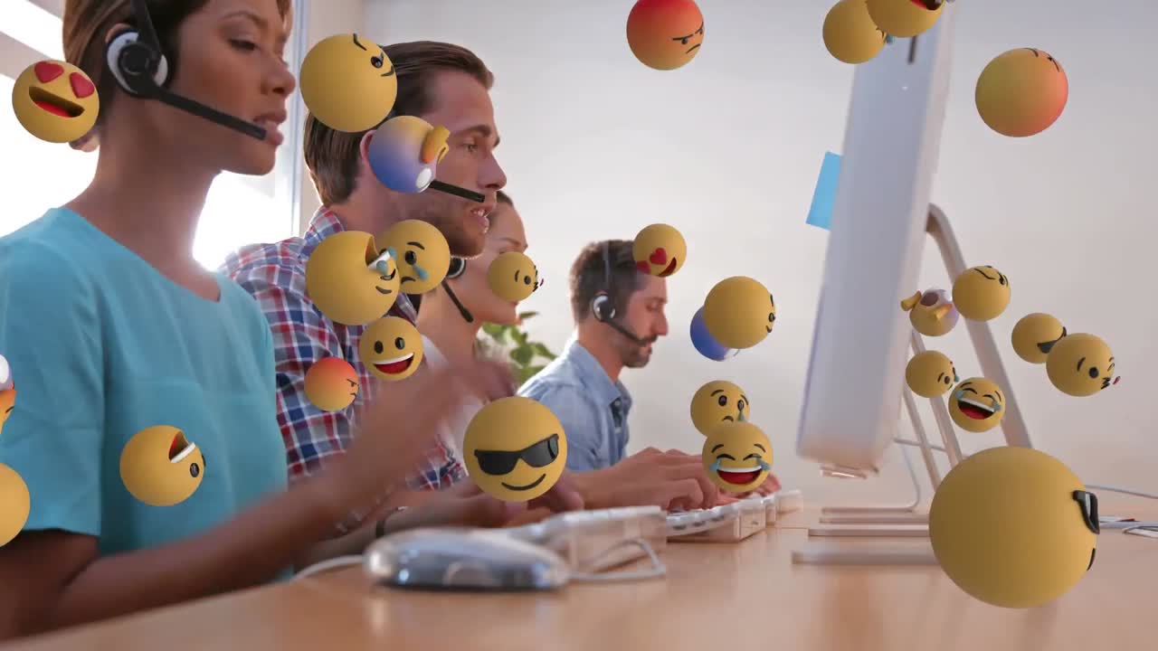 animación de emoji cayendo sobre personas de negocios que usan auriculares de teléfono