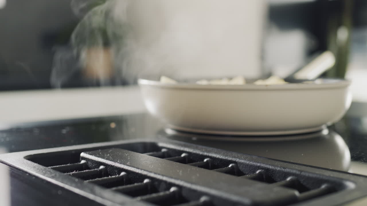 감자는 현대적인 인덕션 쿠커에서  ⁇ 겨집니다. 내장 된 추출기가 작동합니다. 측면 보기