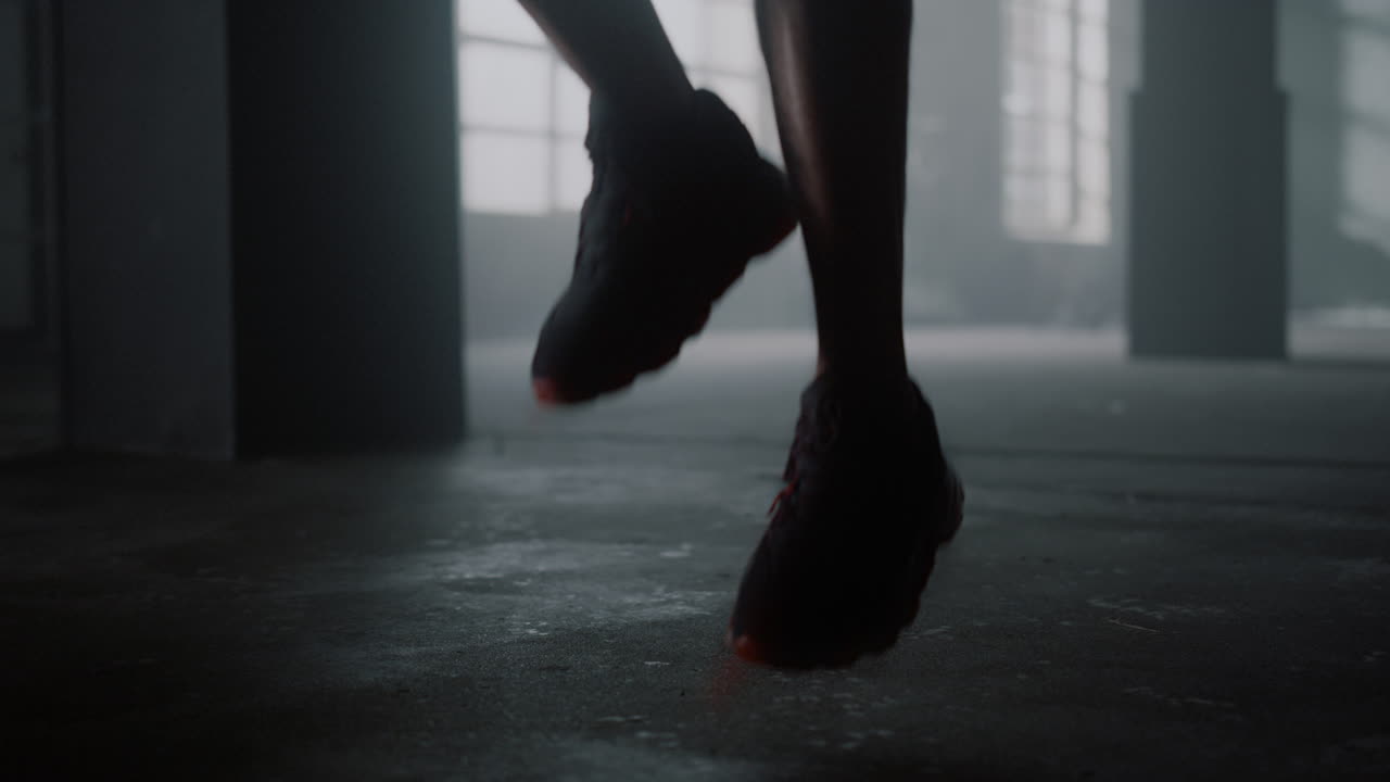 piernas de hombre haciendo ejercicio de cardio con saltar la cuerda. pies de hombre saltando en la cuerda de salto