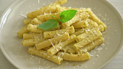 pasta al pesto rigatoni con queso parmesano - comida italiana y comida vegetariana