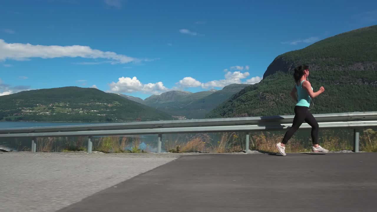 mujer corriendo al aire libre
