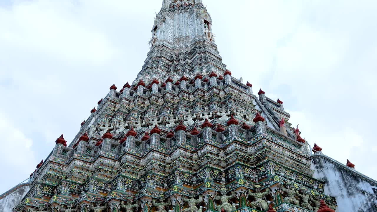 방 의  아룬 사원 에 있는 장식 된 스투파 의 상세 한 모습