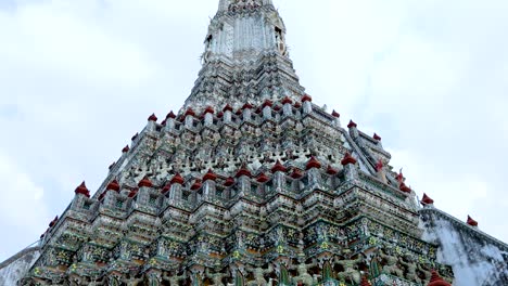 vista detallada de la estupa ornamentada en el templo de wat arun, bangkok