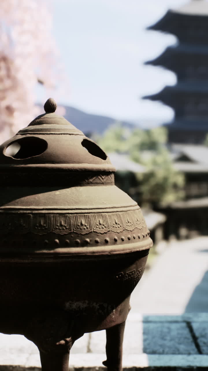 향소 불꽃과 파고다 를 가진 일본 정원