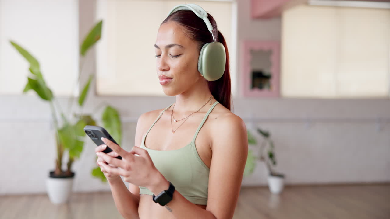 Donna che usa uno smartphone con le cuffie