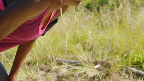 Atleta-Femenina-Relajándose-Después-De-Correr-En-El-Bosque-4k