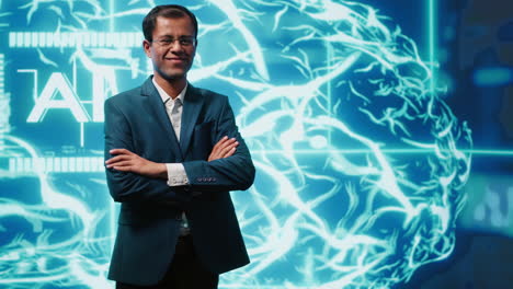 retrato de un hombre feliz de pie con los brazos cruzados frente a un cerebro