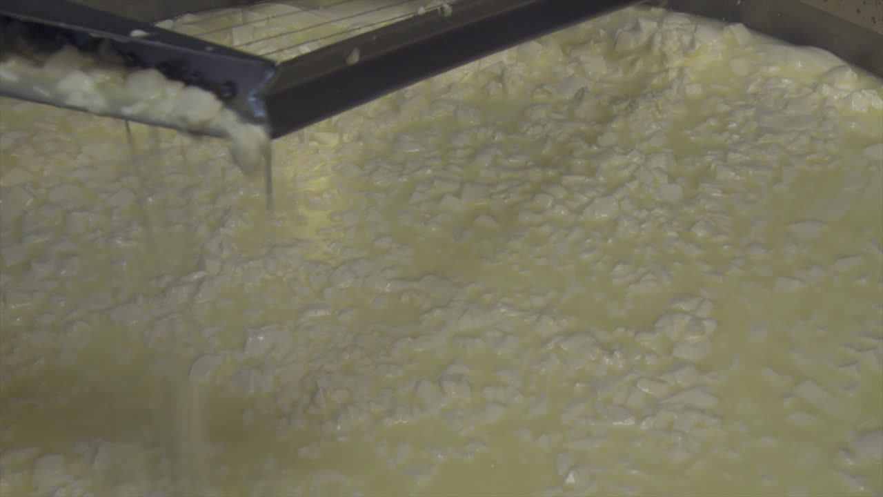 cortar la cuajada y escurrir