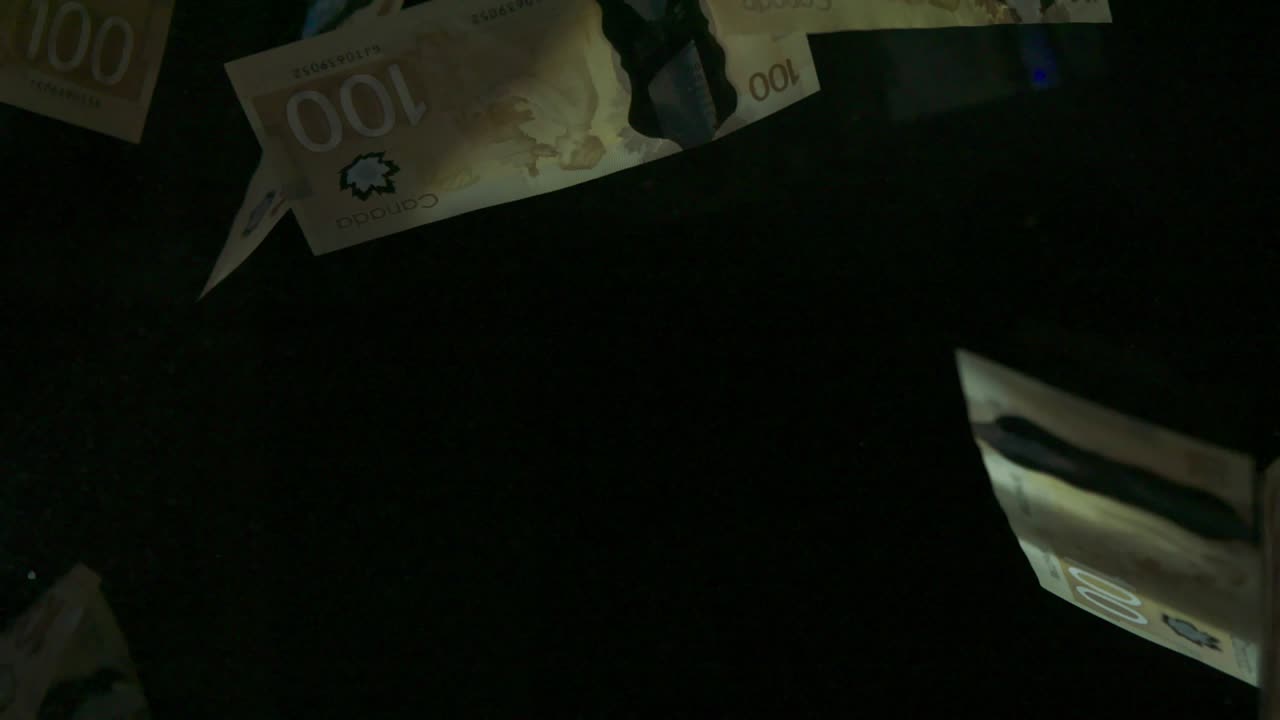 흑색 바탕에 떨어지는 캐나다 달러 지폐, 4k 로 루프가 가능, 고품질의 달러 지폐가 떨어지는 4k 로 러프가 가능