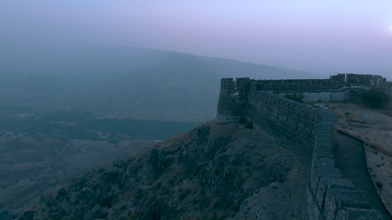 vista aérea del fuerte de ranikot con el paisaje brumoso en el fondo