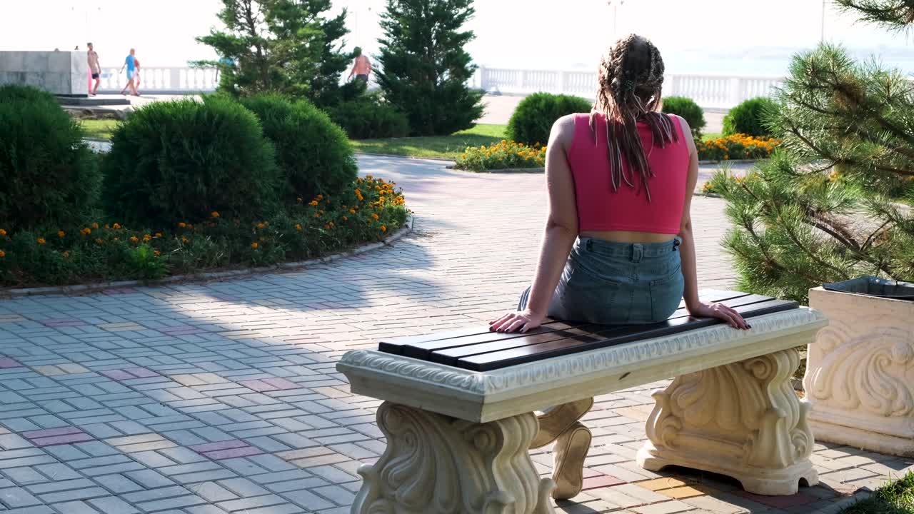 바가에 있는 공원의 벤치에 앉아 있는 여자