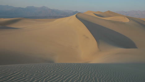 Schatten-Bewegen-Sich-über-Eine-Sanddüne