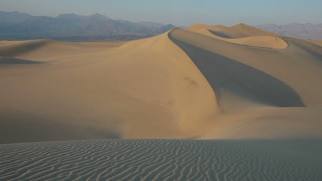 las sombras se mueven sobre una duna de arena