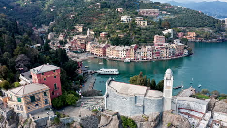 Iglesia-De-San-Giorgio-Con-Vistas-Al-Turístico-Pueblo-Costero-Portofino.