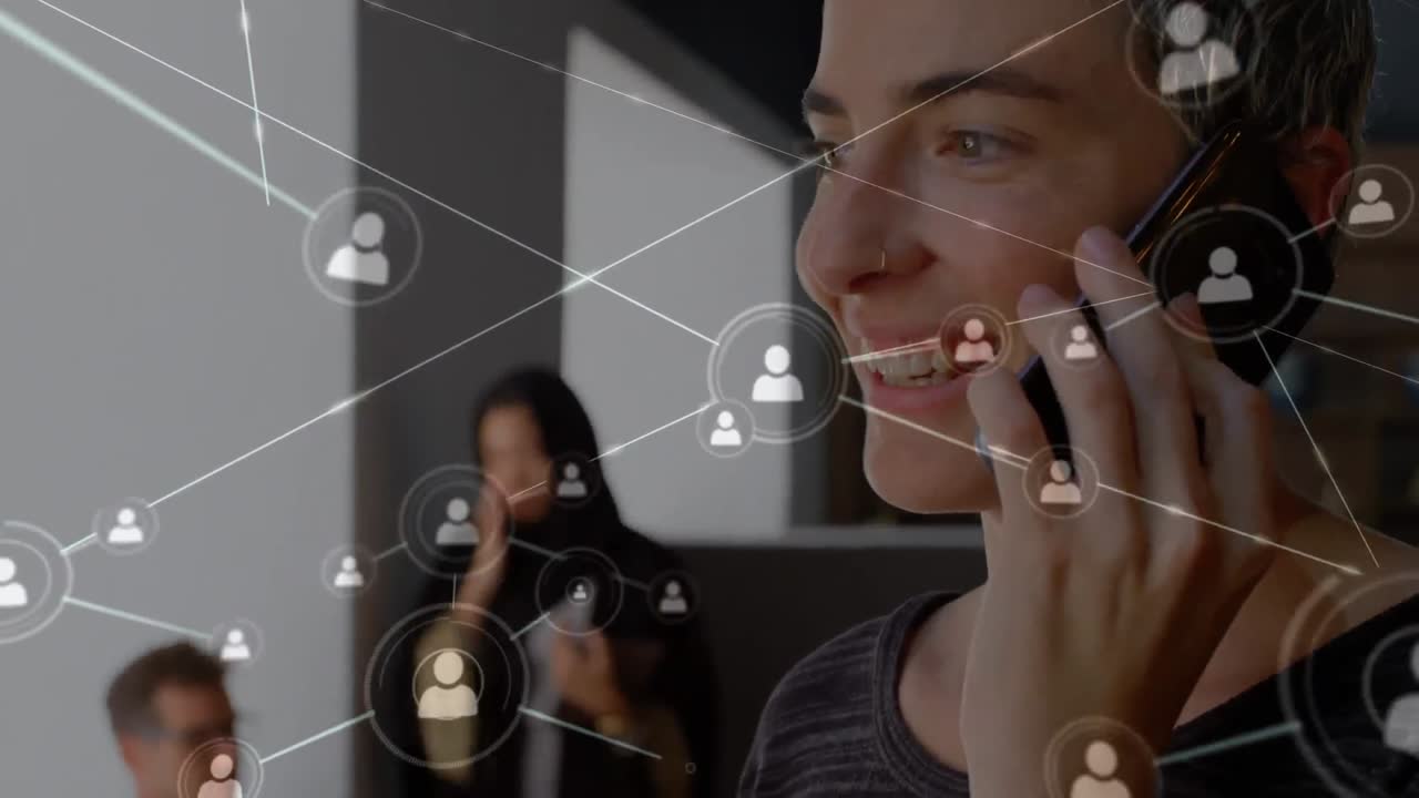 de iconos de conexión web contra una mujer hablando en un teléfono inteligente