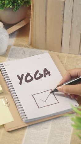 vídeo vertical de marcar el trabajo de yoga de la lista de comprobación