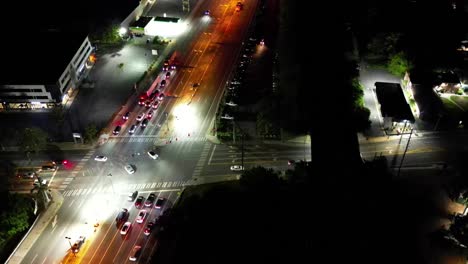 una vista aérea de una intersección en la noche