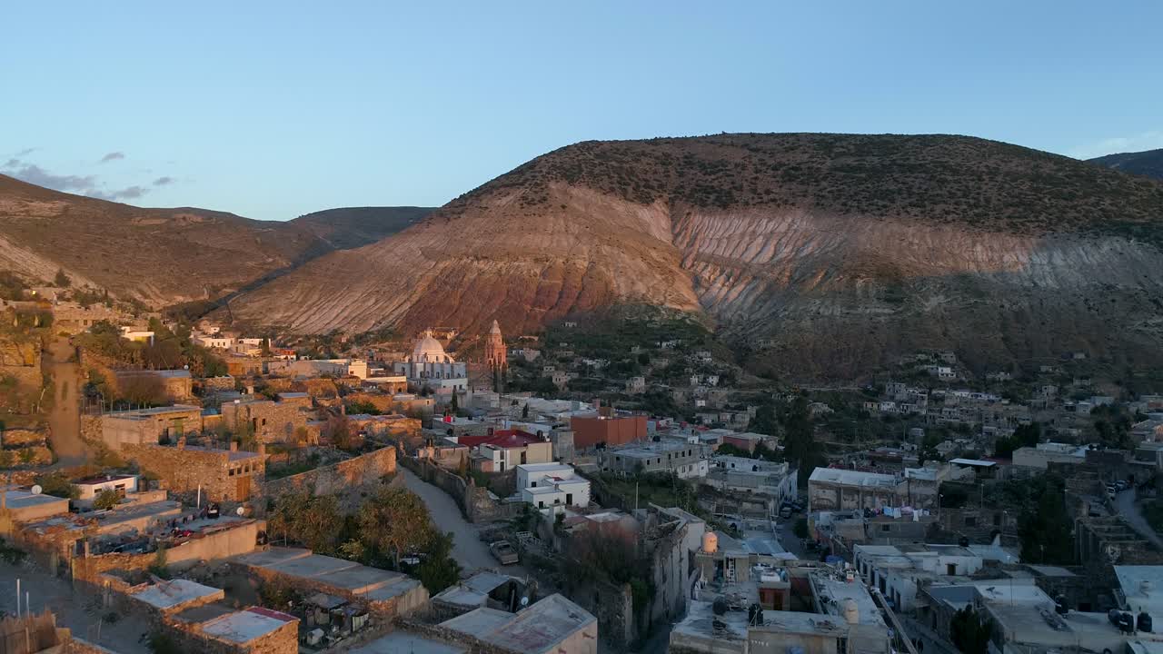 toma aérea del pueblo fantasma real de catorce al atardecer, san luis potosi méxico