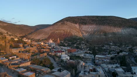 toma aérea del pueblo fantasma real de catorce al atardecer, san luis potosi méxico