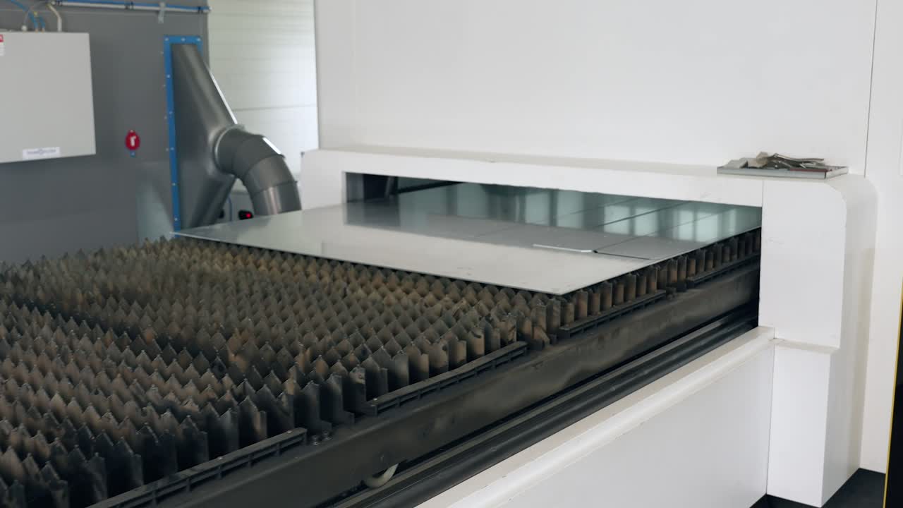 공장에서 cnc 강철 절단 기계