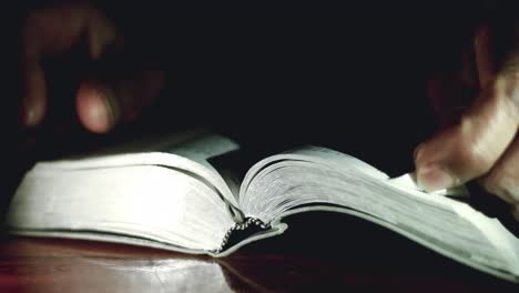 orando a dios con la biblia con la gente stock video stock footage