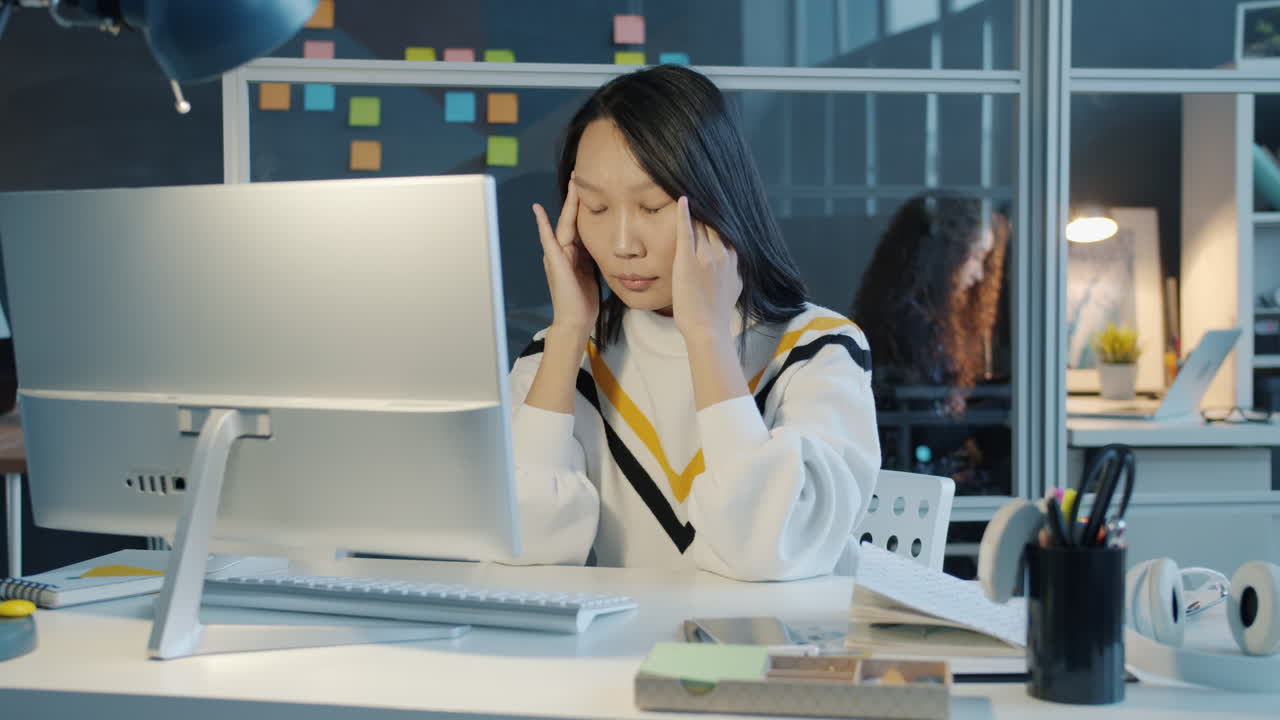 사무실 환경에서 컴퓨터에서 일하는 여성