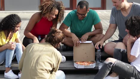 amigos felices con cajas de pizza