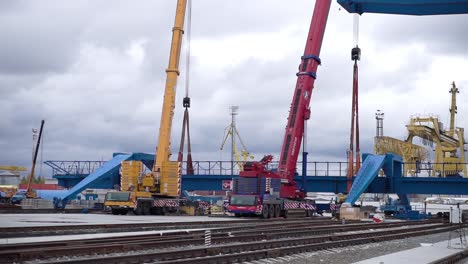 port construction with heavy cranes