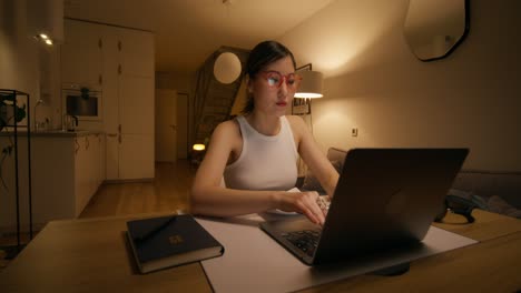 mujer que trabaja hasta tarde en la noche en casa