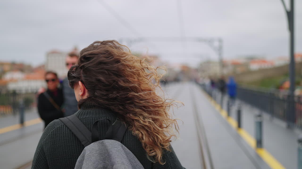 배 을 들고 다리 를 고 있는 여자